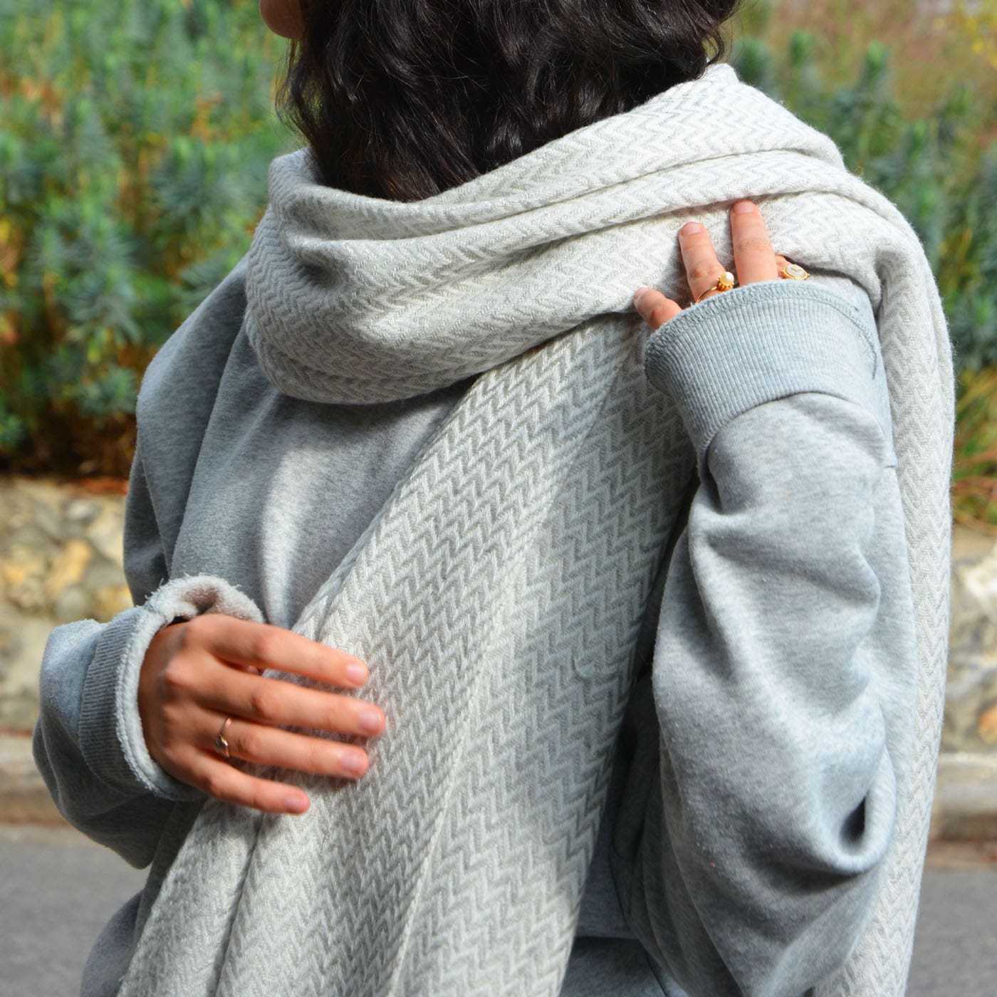 Stola/pashmina con piccoli motivi a spina di pesce Grigio Argentato