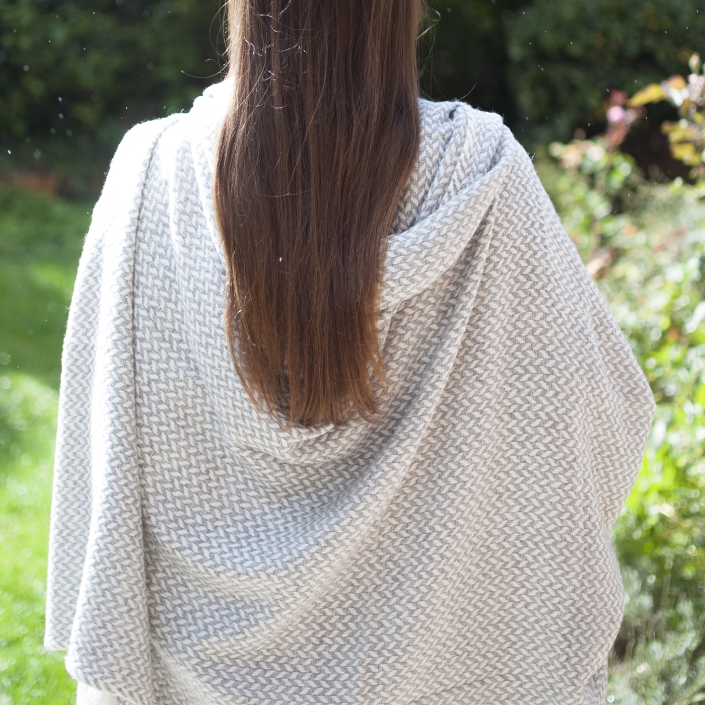 Plaid comfort cashmere e lana, motivo chevron piccolo grigio / avorio - 130 x 230 cm