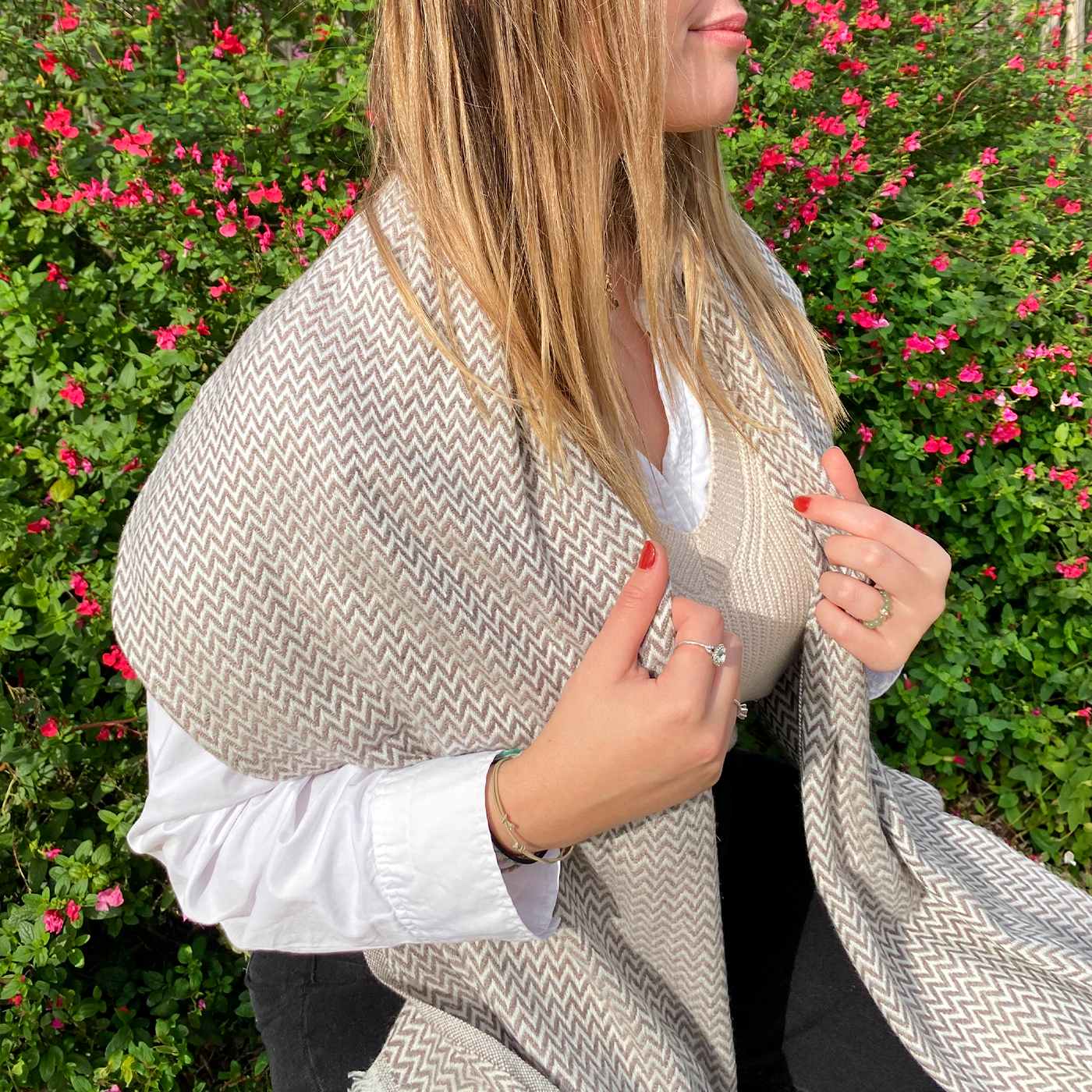 Stola/pashmina con piccoli motivi a spina di pesce Marrone Glassato